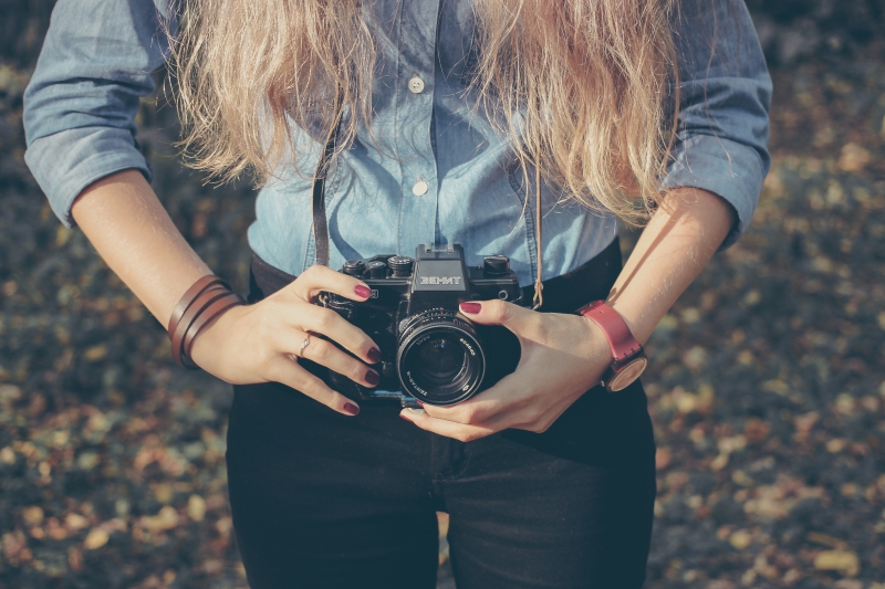 photographe-SIGALE-min_hand-person-girl-woman-camera-photography-614-pxhere.com